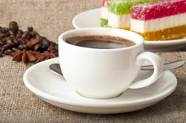 Šálek kávy, kávových zrn a marmeládou — Stock fotografie