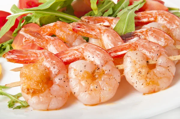 Fresh grilled shrimps with lemon on white plate — Stock Photo, Image