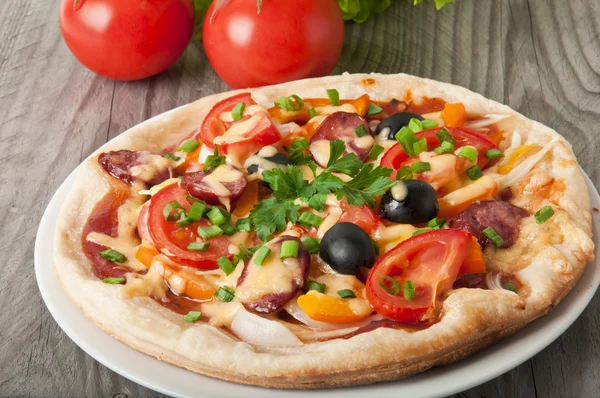 トマト、チーズ、ブラック オリーブとピーマンのピザのクローズ アップ — ストック写真