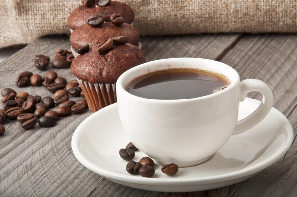 Filiżankę kawy i czekoladowe ciasto — Zdjęcie stockowe