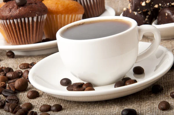 Bir fincan kahve ve çikolata kek — Stok fotoğraf