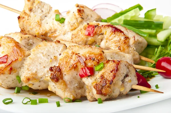 Барбекю курица на белой тарелке с овощами — стоковое фото