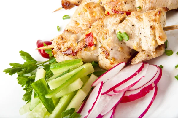 야채와 함께 흰색 접시에 바베 큐 치킨 — 스톡 사진