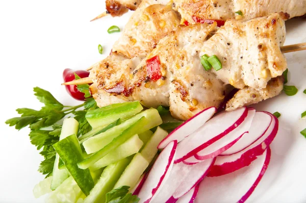 Barbacoa de pollo en un plato blanco con verduras — Foto de Stock