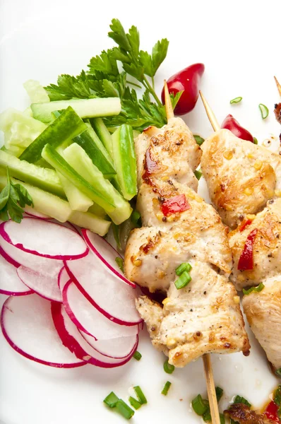 야채와 함께 흰색 접시에 바베 큐 치킨 — 스톡 사진