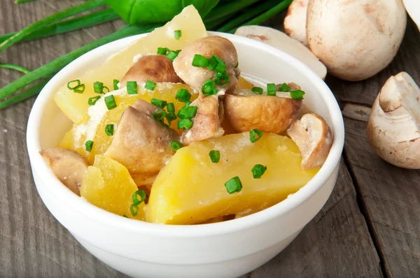 土豆炒蘑菇 — 图库照片
