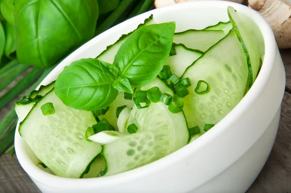 Salatalık salatası yeşil soğan ve fesleğen — Stok fotoğraf