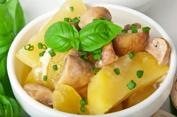 Aardappelen met paddestoelen — Stockfoto