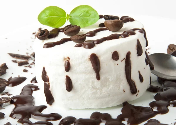 Vanilla ice cream with chocolate — Stock Photo, Image