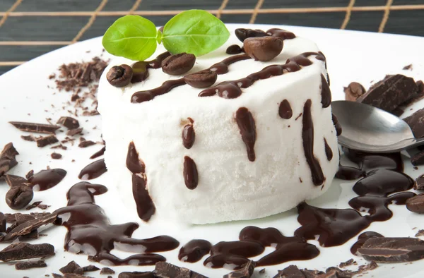 Ванильное мороженое с шоколадом — стоковое фото