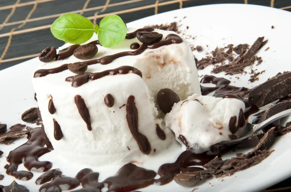 Vanilková zmrzlina s čokoládou — Stock fotografie