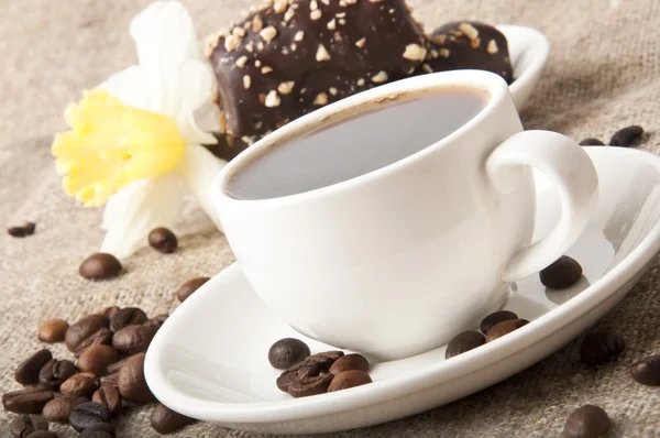 Šálek kávy a čokoládový dort — Stock fotografie