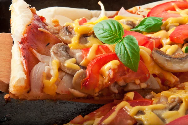 Una rebanada de deliciosa pizza casera — Foto de Stock