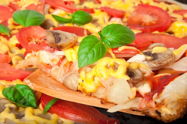 Uma fatia de deliciosa pizza caseira — Fotografia de Stock