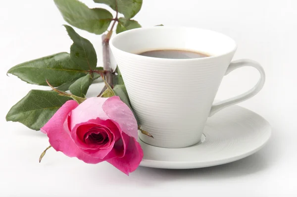 Una taza de café y un ramo de delicadas rosas rosadas — Foto de Stock