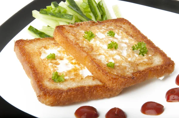 Rostat vitt bröd med ett ägg — Stockfoto