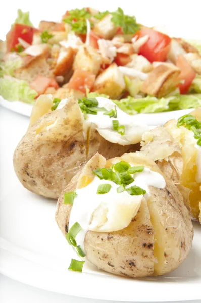 Pommes de terre cuites au four et salade — Photo