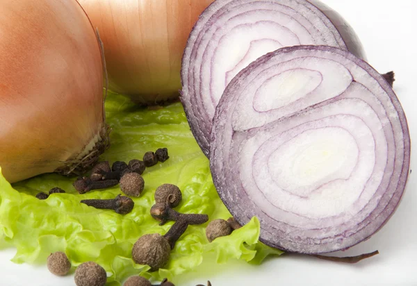 Knoblauch und Zwiebelgemüse mit Salatgewürz isoliert auf weißem Hintergrund — Stockfoto