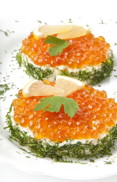 Smörgåsar med röd kaviar på vit bakgrund — Stockfoto