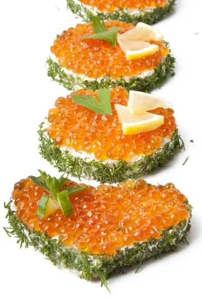 Sándwiches con caviar rojo sobre fondo blanco —  Fotos de Stock