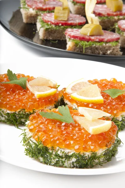 Sandwichs au caviar rouge sur fond blanc — Photo