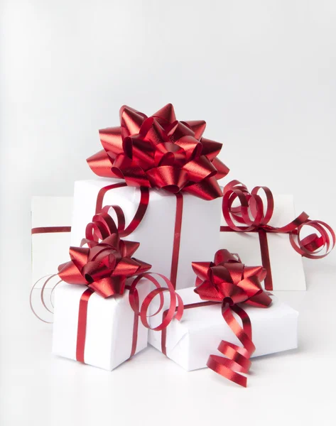 Witte geschenkdozen op witte achtergrond — Stockfoto