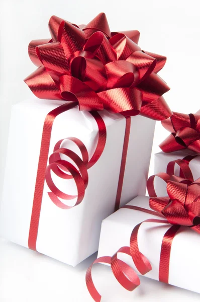 Cajas de regalo blancas sobre fondo blanco —  Fotos de Stock