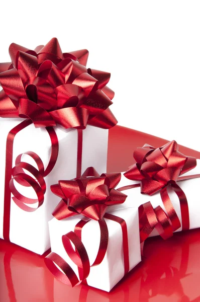 Caja de regalo blanca con fondo rojo —  Fotos de Stock