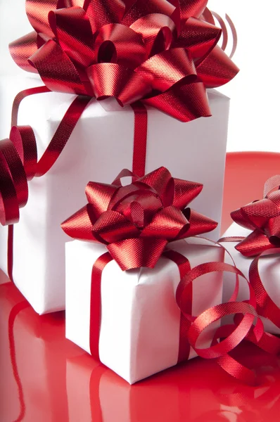 Fehér ajándék doboz-val egy piros háttér — Stock Fotó