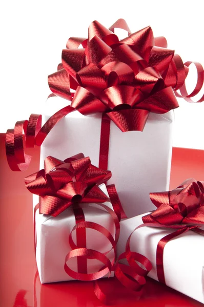 Caja de regalo blanca con fondo rojo — Foto de Stock