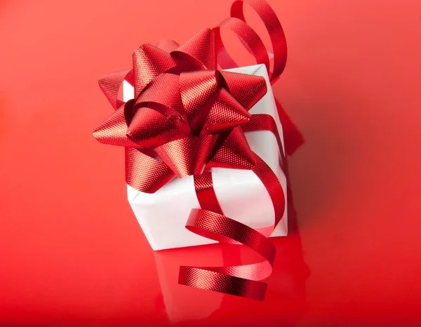 Caja de regalo blanca con fondo rojo —  Fotos de Stock