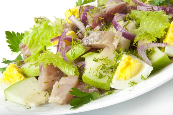 Салат из сельди, яблок и яиц — стоковое фото
