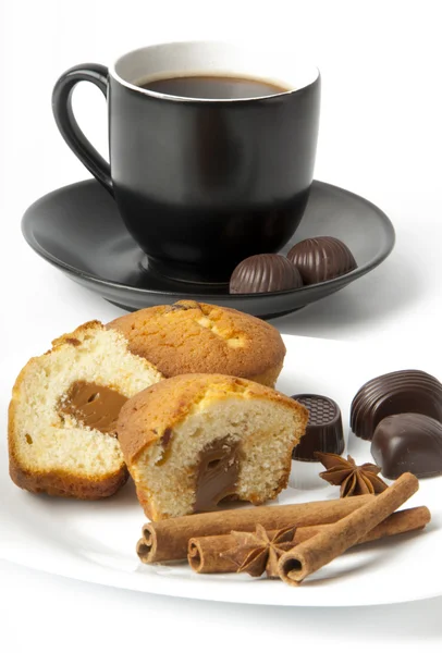 Fechar a xícara branca de café e bolo — Fotografia de Stock