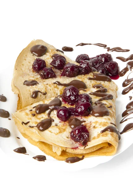 Pannkakor med körsbär sylt och choklad isbildning — Stockfoto