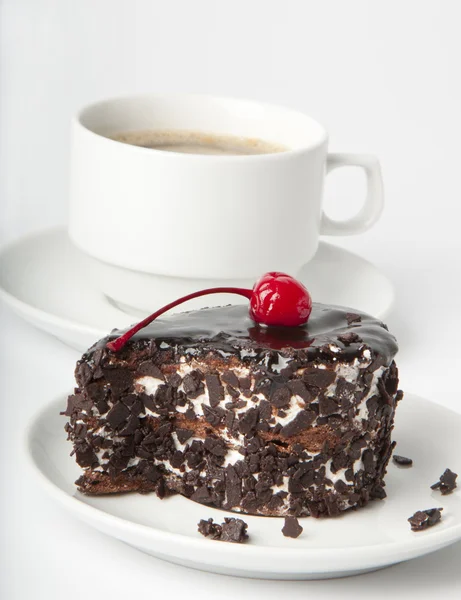 Xícara de café e sobremesa de chocolate com uma cereja — Fotografia de Stock
