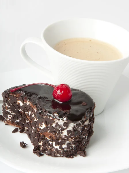 Чашка кофе и шоколадный десерт с вишней — стоковое фото