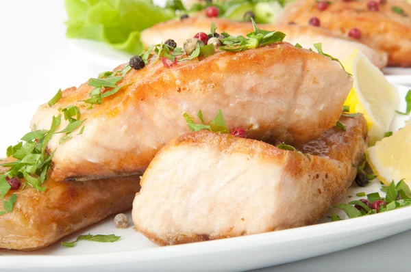Rybí pokrm - grilovaný losos se zeleninou — Stock fotografie