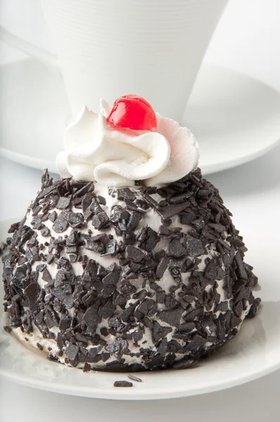 Kopp kaffe och choklad dessert med ett körsbär — Stockfoto