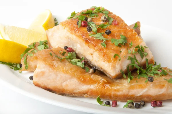 Рыбное блюдо - лосось на гриле с овощами — стоковое фото