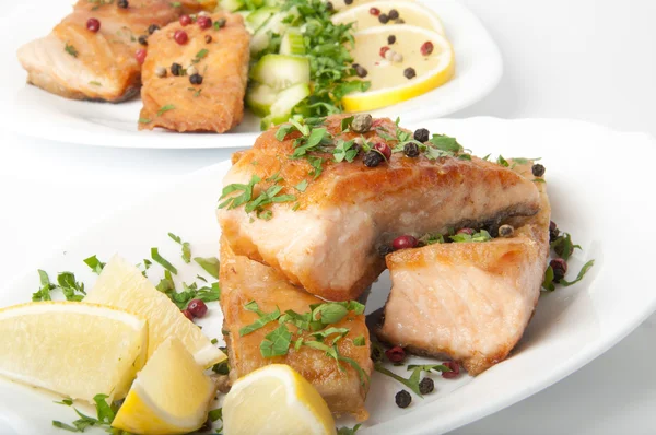 魚料理-野菜と鮭のグリル — ストック写真