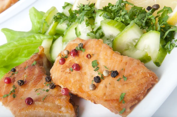Fiskrätt - grillad lax med grönsaker — Stockfoto