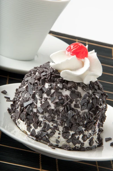Tasse de café et dessert au chocolat avec une cerise — Photo