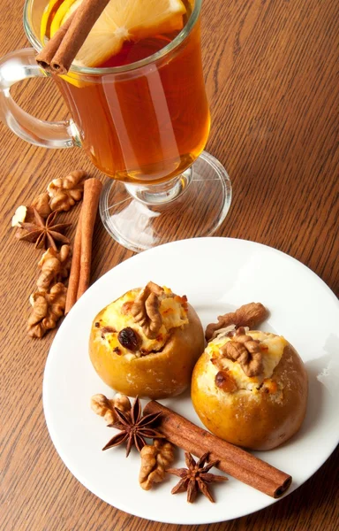 코 티 지 치즈와 함께 식욕을 돋 우는 구운된 사과 — 스톡 사진