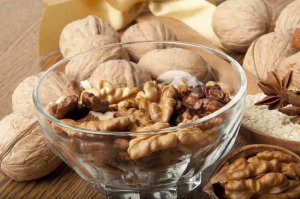 Dřevo ořech, vlašský ořech, anýz, skořice a sezam na tmavém pozadí — Stock fotografie