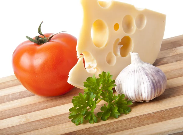Kaas en groenten op houten bord — Stockfoto