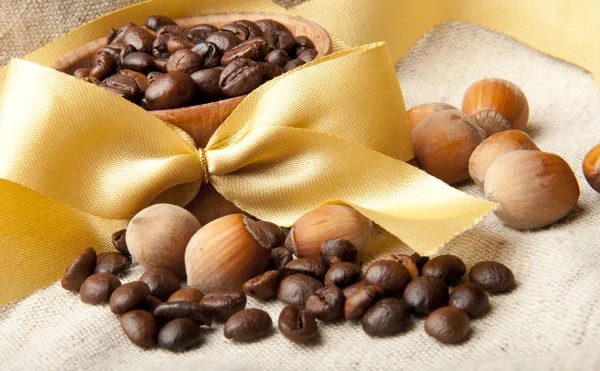 Chicchi di caffè, cioccolato e noce di legno — Foto Stock