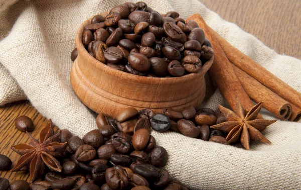 Kahve taneleri, anason, tarçın — Stok fotoğraf