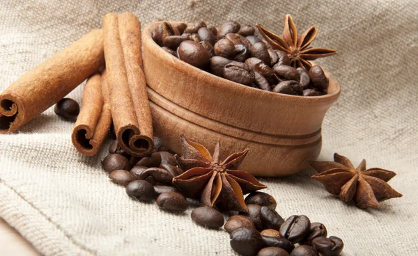 Ziarna kawy, anyżu i cynamon — Zdjęcie stockowe
