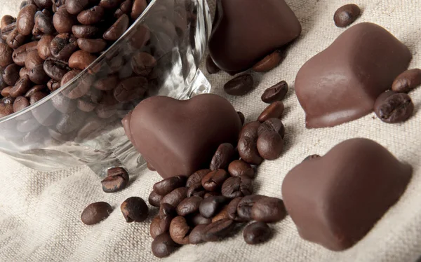Кофейные зерна и шоколадное сердце — стоковое фото
