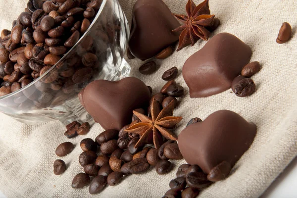 원두 커피와 초콜릿 심장 — 스톡 사진